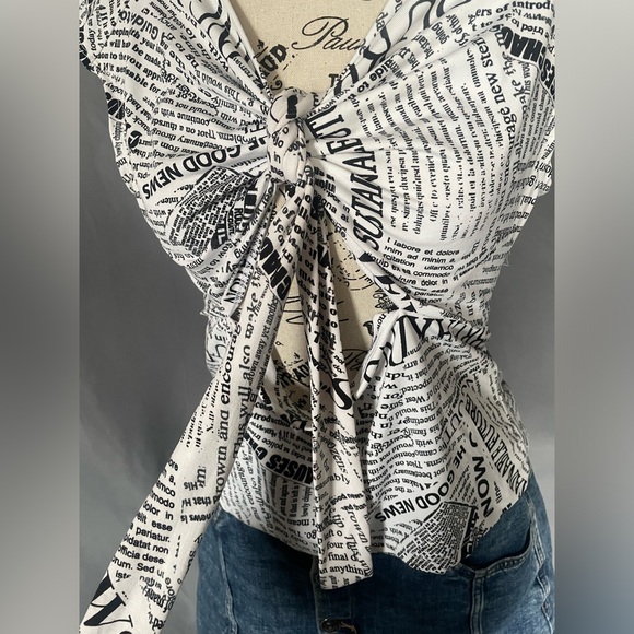 Retro Newspaper Print Short Sleeve Women’s Size XL | Almost Famous - Picture 2 of 5